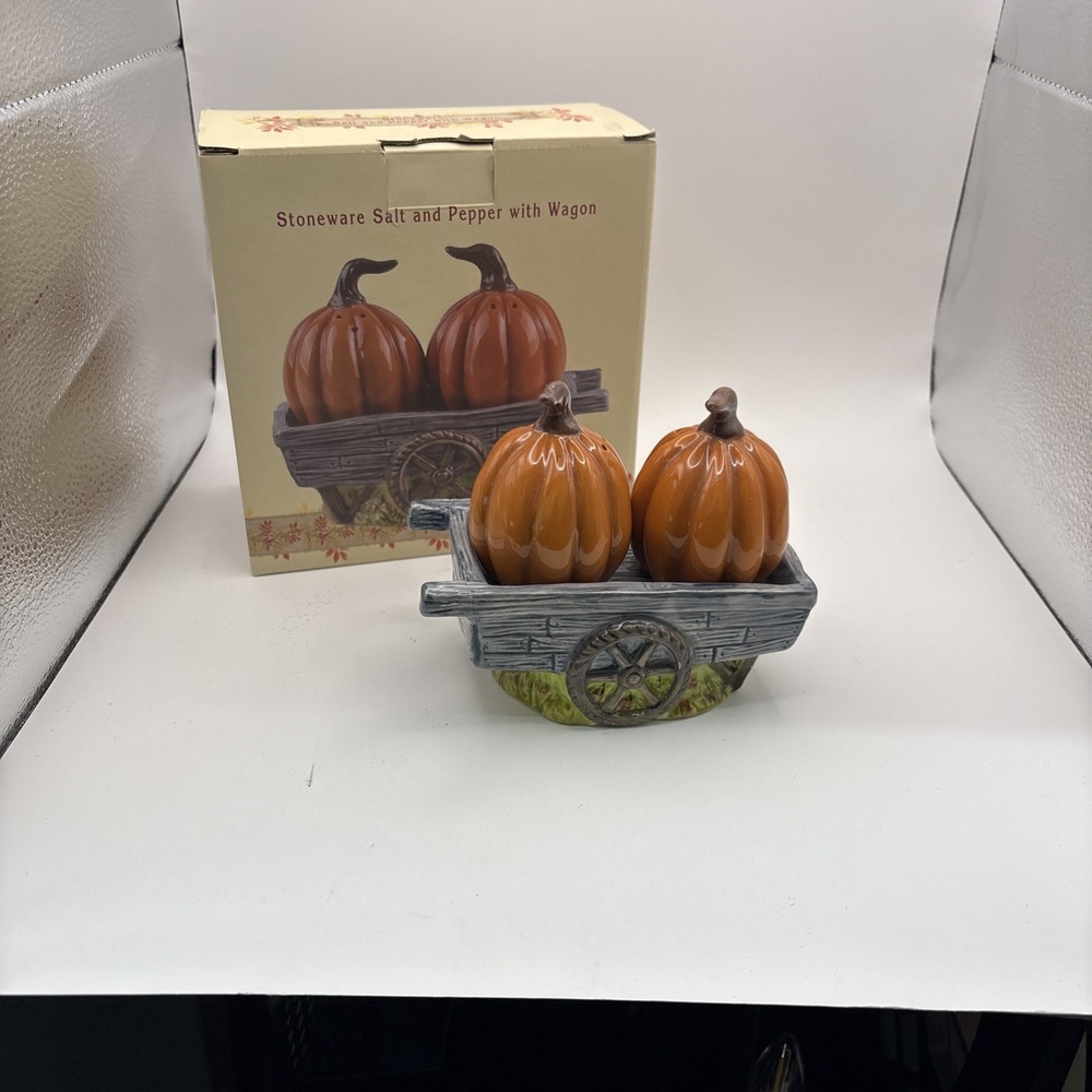 Cracker Barrel~Stoneware Salt & Pepper Pumpkins With Wagon~NIB
